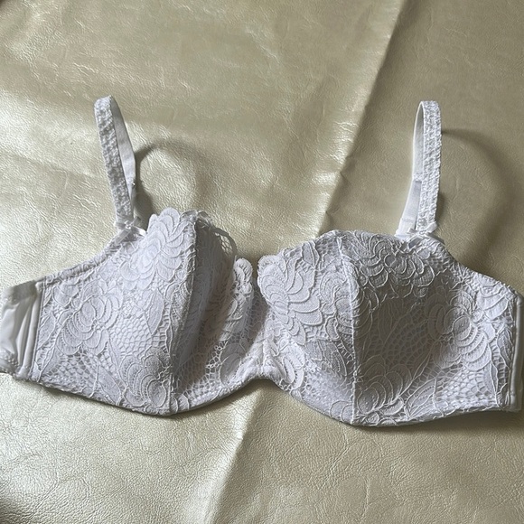 Adore Me White Bra with Textured Floral Design - Picture 1 of 8
